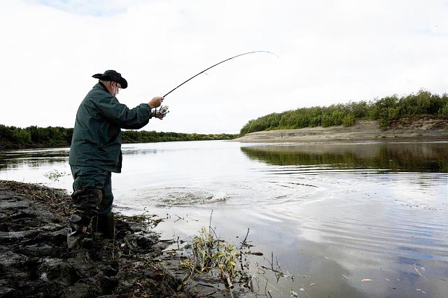 Fischereischein Rheinland Pfalz angeln Mann Ufer